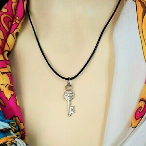 Cord necklace μαύρο με κλειδί, 28εκ. - ορείχαλκος, κλειδί, κοντά, boho, δώρα για γυναίκες - 2