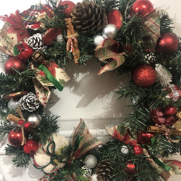 Χριστουγεννιάτικο στεφάνι με φωτάκια - ύφασμα, στεφάνια, διακοσμητικά, κουκουνάρι