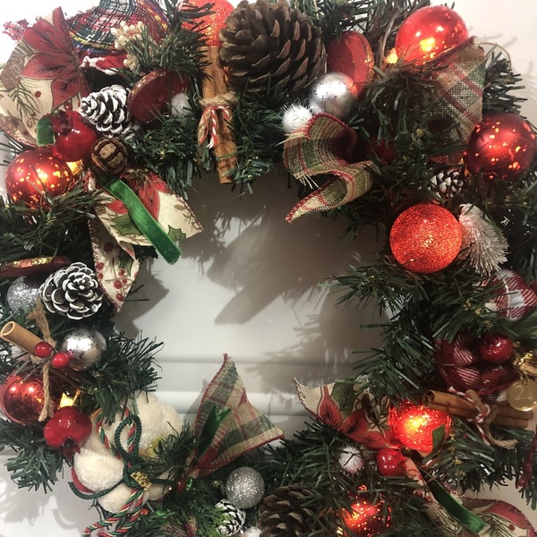 Χριστουγεννιάτικο στεφάνι με φωτάκια - ύφασμα, στεφάνια, διακοσμητικά, κουκουνάρι - 4