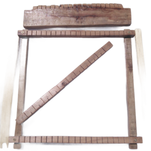 Ξύλινος Αργαλειός για παιδιά απο 7-15 ετών, Διαστάσεις 24cmΧ24cm, Αποχρώσεις ξύλου, Ύφανση πλάτους 20 εκατοστά, κατασκευή από ξύλο μασίφ με 20 σχισμές. - παιχνίδι