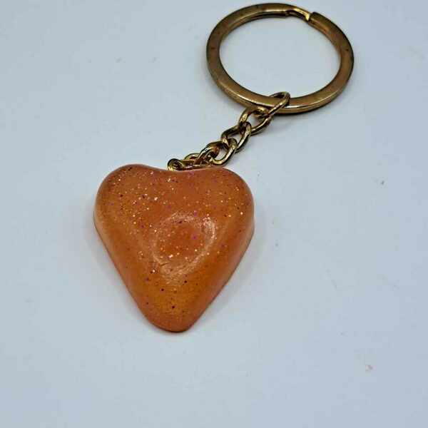 Χειροποίητη καρδιά μπρελόκ σε εκπληκτικό πορτοκαλί χρώμα με χρυσόσκονη από υγρό γυαλί 3,50cm x 3cm - καρδιά, ρητίνη, ζευγάρια