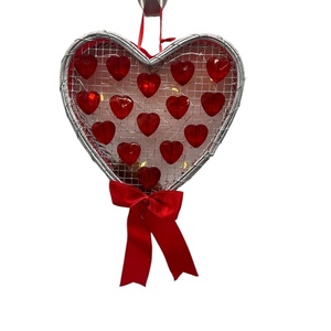 Φωτιζομενη κρεμαστή καρδιά διακοσμημένη με κόκκινες καρδουλες - ξύλο, γυαλί, μέταλλο