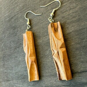 Ξυλόγλυπτα σκαλιστά ξύλινα σκουλαρίκια απο ξύλο καρυδιάς σχημα ακανόνιστο abstract minimal - ξύλο, boho, γάντζος - 2