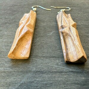 Ξυλόγλυπτα σκαλιστά ξύλινα σκουλαρίκια απο ξύλο καρυδιάς σχημα ακανόνιστο abstract minimal - ξύλο, boho, γάντζος - 5