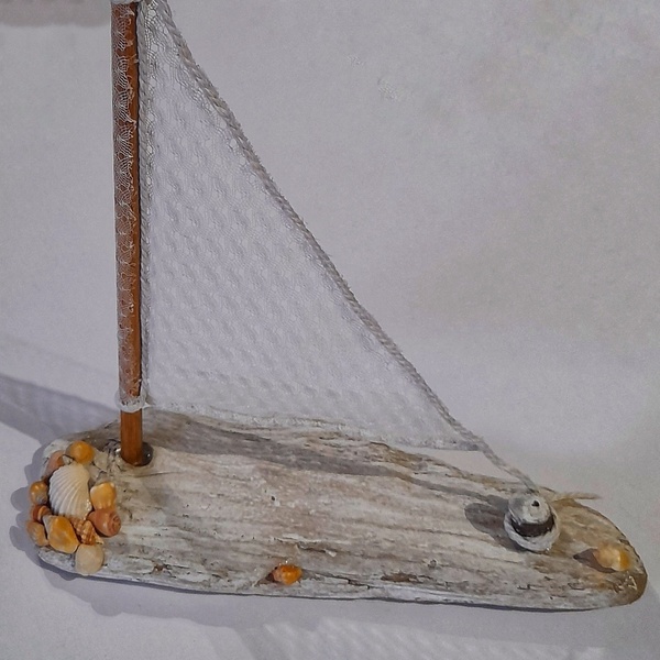 Χειροποίητο ξύλινο διακοσμητικό καραβάκι λευκό από θαλασσόξυλο και κίτρινα κοχυλάκια με δαντέλα πανί και λευκό σχοινί Διαστάσεις: 17cm x 7cm x 17cm Bάρος: 0,050 kg - ύφασμα, ξύλο, κοχύλι, καράβι, διακοσμητικά - 2