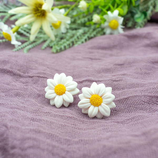 Σκουλαρίκια άσπρες μαργαρίτες από πολυμερικό πηλό - πηλός, λουλούδι, μικρά, ατσάλι - 2