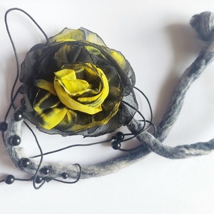 Κολιέ μαύρο κίτρινο λουλούδι σε μάλλινο γκρι κορδόνι - ύφασμα, χάντρες, κοντά, λουλούδι - 3