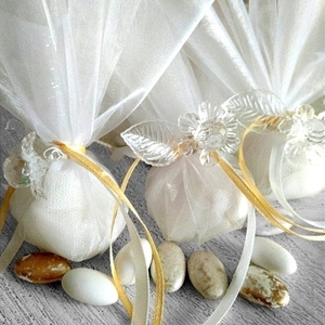 100 τεμάχια χειροποιητες μπομπονιέρες με τούλια και διάφανο λευκό λουλούδι πλεξιγκλάς - γάμου