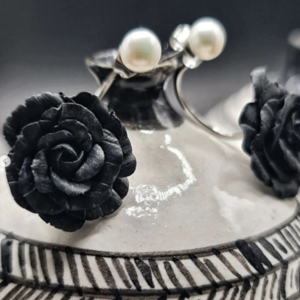 Σκουλαρίκι jacket με χειροποίητο μαύρο τριαντάφυλλο και φυσικό μαργαριτάρι | ατσάλι πολυμερικός πηλός λουλούδια floral ανοιξιάτικο μοναδικό μαύρο λευκό επιχρυσωμένο - λουλούδι, ατσάλι, boho, πέρλες, πολυμερικό πηλό - 3