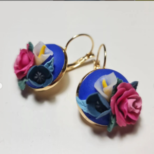 Χειροποίητα κρεμαστά στρογγυλά σκουλαρίκια απο πολυμερικό πηλό με μπουκέτο λουλουδιών | μπλέ και ρόζ χρώματα ατσάλι ανοιξιάτικο μοναδικό επιχρυσωμένο γαλάζιο ροζ μπλε λευκό - λουλούδι, μικρά, ατσάλι, boho, πολυμερικό πηλό