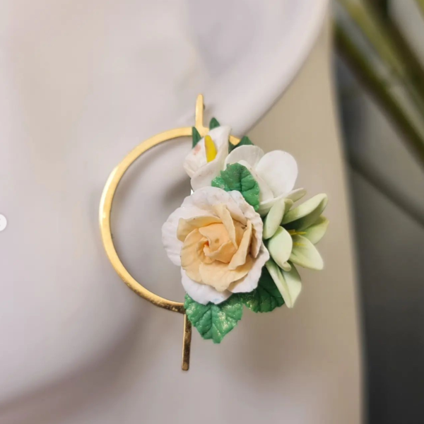 Χειροποίητο καρφωτό στρογγυλό σκουλαρίκι με λουλούδια σε λευκές αποχρώσεις | ατσάλι πολυμερικός πηλός λουλούδια floral ανοιξιάτικο μοναδικό επιχρυσωμένο λευκό πράσινο ροζ κίτρινο - λουλούδι, καρφωτά, ατσάλι, boho, νυφικά - 3
