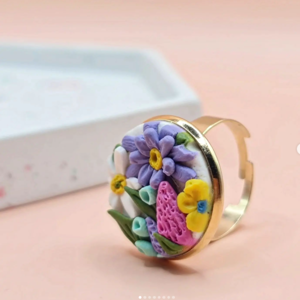 Χειροποίητο δαχτυλίδι με λουλούδια απο πολιμερικό πηλό και ατσάλι |αυξομειώμενο ανοιξιάτικο floral μοναδικό επιχρυσωμένο λευκό μοβ - λουλούδι, ατσάλι, boho, αυξομειούμενα, πολυμερικό πηλό