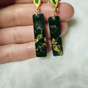 Σκουλαρίκια από υγρό γυαλί σε βαθύ πράσινο με χρυσές λεπτομερειες - στρας, γυαλί, μικρά, γάντζος, φθηνά - 2