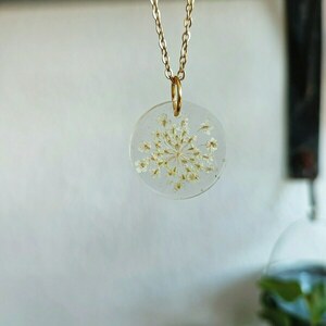 μενταγιόν στρογγυλό με ammi majus λευκό σε υγρό γυαλί - γυαλί, λουλούδι, ατσάλι, εποξική ρητίνη - 3