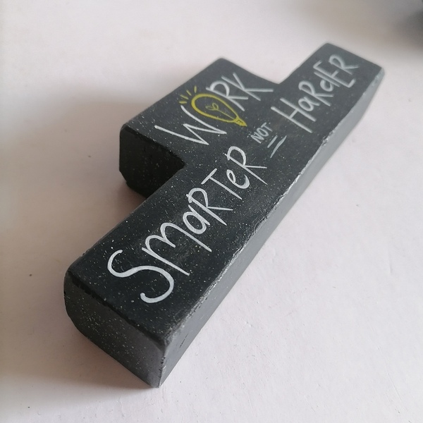 Επιτραπέζιο διακοσμητικό γραφείου WORK_SMARTER_NOT_HARDER τσιμεντένιο ορθογώνιο ανθρακί-άσπρο-κίτρινο16εκΧ5,5εκ - ζωγραφισμένα στο χέρι, αξεσουάρ γραφείου, επιτραπέζιο διακοσμητικό, ειδη δώρων - 4