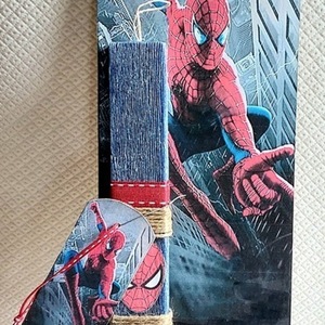 Χειροποίητη Πασχαλινή λαμπάδα με ζωγραφισμένη ξύλινη πλάτη και σελιδοδείκτη Spiderman - λαμπάδες, σετ, για εφήβους, σούπερ ήρωες, προσωποποιημένα - 3