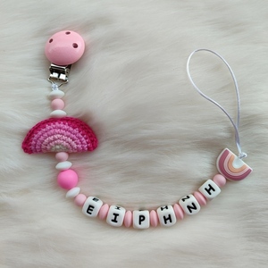 Κλιπ πιπίλας πλεκτό ροζ ουράνιο τόξο με όνομα - κορίτσι, δώρα για μωρά, κλιπ πιπίλας, προσωποποιημένα - 2