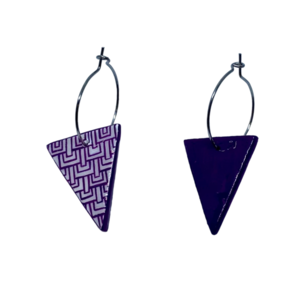 “Purple Triangles” Earrings - Χειροποίητα σκουλαρίκια από πηλό ζωγραφισμένα στο χέρι (2,5 εκ. μήκος, ανοξείδωτο υποαλλεργικό ατσάλι, πηλός, τρίγωνα) - πηλός, μακριά, μεγάλα - 3
