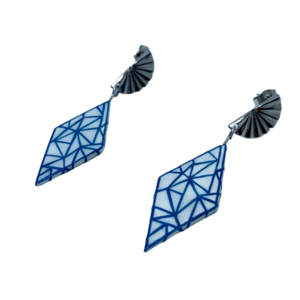 “Blue Lines on Rombus” Earrings - Χειροποίητα σκουλαρίκια απο πηλό ζωγραφισμένα στο χέρι (3,5 εκ. μήκος, ανοξείδωτο υποαλλεργικό ατσάλι, πηλός, ρόμβοι) - πηλός, μακριά, μεγάλα