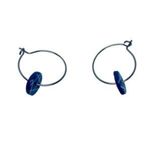“White on Veraman” Earrings - Χειροποίητα σκουλαρίκια από πηλό ζωγραφισμένα στο χέρι (1 εκ. διάμετρος, ανοξείδωτο υποαλλεργικό ατσάλι, πηλός, στρογγυλά) - πηλός, μικρά - 3
