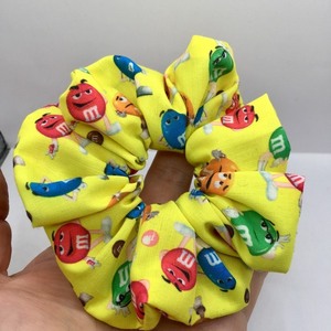 Υφασμάτινο λαστιχάκι scrunchie με καραμελάκια μικρού μεγέθους (11 εκ. ) σε κίτρινες αποχρώσεις - ύφασμα, κορίτσι, για τα μαλλιά, λαστιχάκια μαλλιών - 5