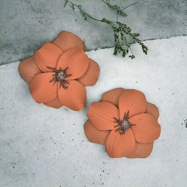 Καρφωτά σκουλαρίκια από πολυμερικό πηλό, σε σχήμα λουλουδιού χρώματος ροζ/σομόν σε 2 σχέδια - Διάσταση 5εκ. x 5 εκ. περίπου - πηλός, λουλούδι, ατσάλι - 3