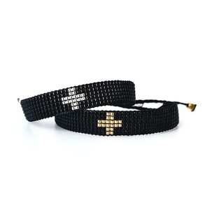 Βραχιόλι μαύρο με χρυσό ή ασημί σταυρό πλεγμένο στον αργαλειό με χάντρες Miyuki - γυαλί, σταυρός, χεριού, αυξομειούμενα