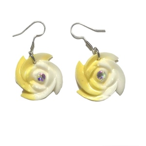 Χειροποίητα σκουλαρίκια yellow rose - γυαλί, λουλούδι, μικρά, γάντζος - 4
