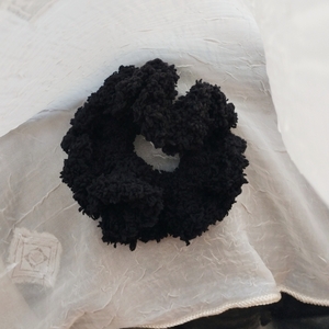 cloudy scrunchie μαύρο - νήμα, λαστιχάκια μαλλιών - 2