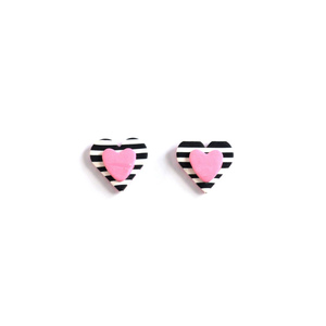 Ασπρόμαυρα κουμπωτά σκουλαρίκια με ροζ καρδιές - καρδιά, πηλός, ατσάλι