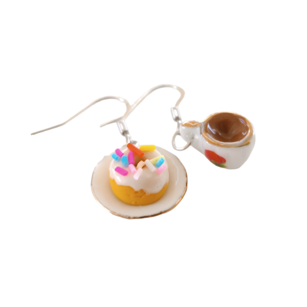 Σκουλαρίκια πορσελάνινο σετ φλυτζάνι καφέ και πιάτο με donut με πολύχρωμα sprinkles και λευκή σοκολάτα / μεσαία / μεταλλικά / Twice Treasured - πηλός, κρεμαστά, γλυκά, γάντζος