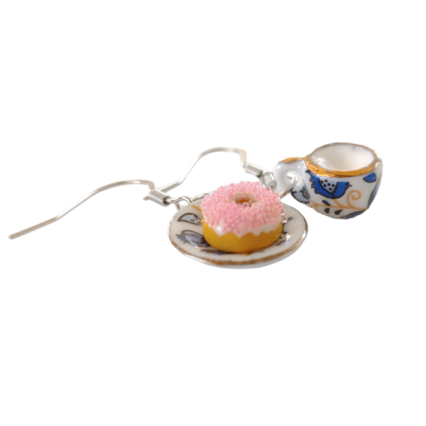 Σκουλαρίκια πορσελάνινο σετ φλυτζάνι καφέ και πιάτο με donut με ροζ sprinkles και λευκή σοκολάτα / μεσαία / μεταλλικά / Twice Treasured - πηλός, κρεμαστά, γλυκά, γάντζος - 2