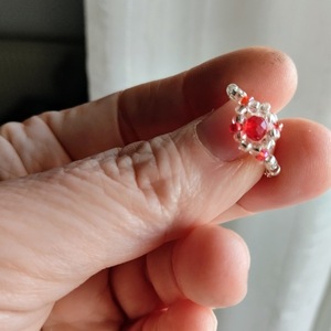 Δαχτυλίδι χεριού με μικρές χαντρουλες και κόκκινο διαμαντάκι. - γυαλί, κορώνα, χάντρες, boho, σταθερά - 3