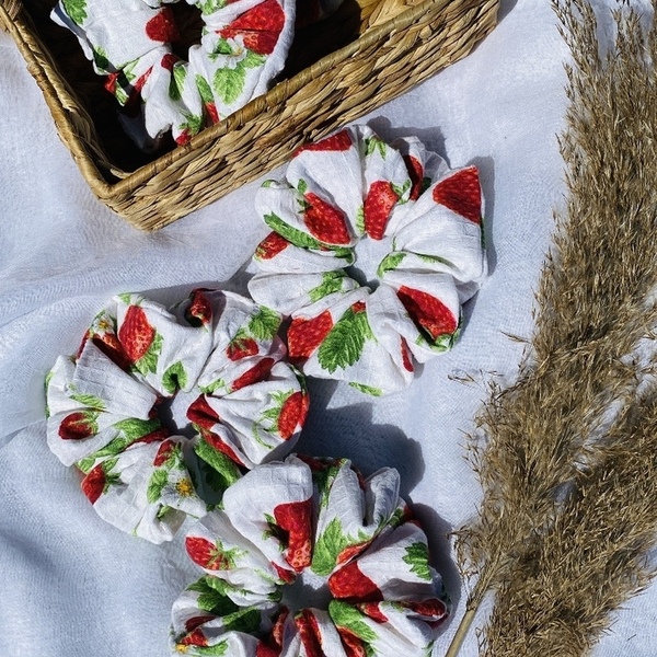 Strawberry scrunchies - ύφασμα, λαστιχάκια μαλλιών - 3