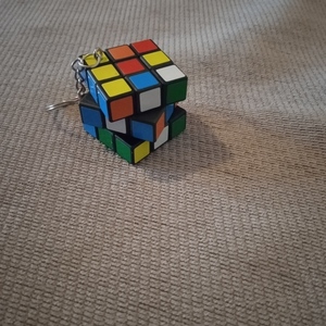Λαμπάδα αρωμ. λευκη 30εκ. με μπρελοκ κυβο του Ρουμπικ 3εκ. (Rubik)- apois - κορίτσι, λαμπάδες, για παιδιά, για εφήβους, για μωρά - 4