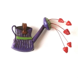 Ποτιστήρι καρφίτσα μοβ με καρδούλες από πολυμερή πηλό - πλαστικό, πηλός
