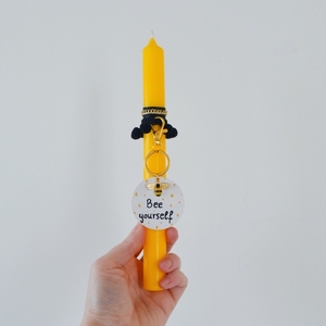 Πασχαλινή λαμπάδα με στρογγυλό κίτρινο κερί ύψους 25 εκ. στολισμένη με ένα μπρελόκ - μέλισσα που γράφει "Bee yourself" - λαμπάδες, για εφήβους - 3