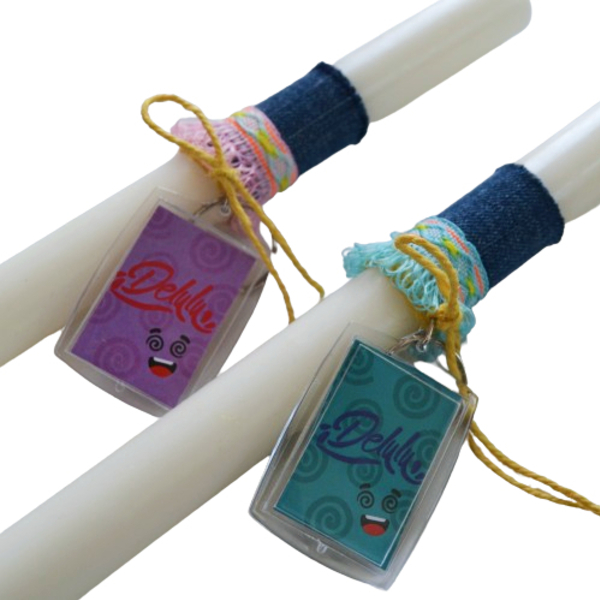 Πασχαλινή εφηβική λαμπάδα με μπεζ, στρογγυλό κερί ύψους 25 εκ., διακοσμημένη με μπρελόκ και το μήνυμα Delulu - λαμπάδες, για εφήβους, unisex gifts, μπρελοκ κλειδιών