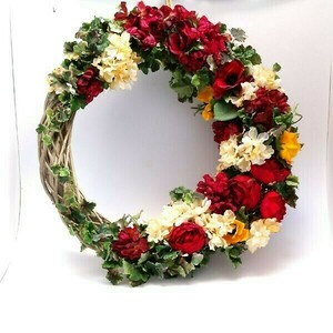 Ξύλινο στεφάνι με κόκκινα και ιβουάρ λουλούδια 55x18x55 - στεφάνια, λουλούδια