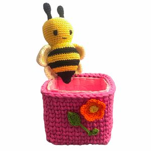 Ροζ, τετράγωνο πλεκτό καλάθι «μελισσούλα». Διαστάσεις : Καλάθι: 14*14 εκ. - Μελισσούλα: 18*10 εκ. - κορίτσι, για παιδιά, ζωάκια