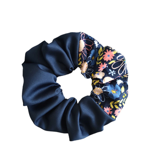 Χειροποίητο scrunchy - Μπλε σκούρο σατέν - Φλοράλ - ύφασμα, λαστιχάκια μαλλιών, satin scrunchie