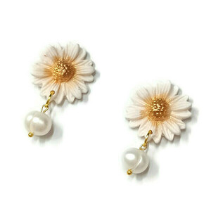 Flowers and pearls - Σκουλαρίκια μαργαρίτες από λευκό πηλό και μαργαριτάρια - μαργαριτάρι, επιχρυσωμένα, πηλός, λουλούδι, ατσάλι - 3