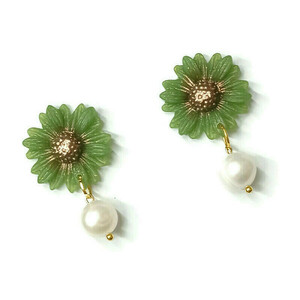 Flowers and pearls - Σκουλαρίκια μαργαρίτες από πράσινο πηλό και μαργαριτάρια - μαργαριτάρι, επιχρυσωμένα, πηλός, λουλούδι, ατσάλι - 3