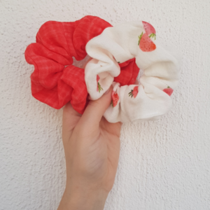 Strawberry Scrunchies - Χειροποίητα λαστιχάκια για τα μαλλιά με φραουλίτσες - ύφασμα, λαστιχάκια μαλλιών