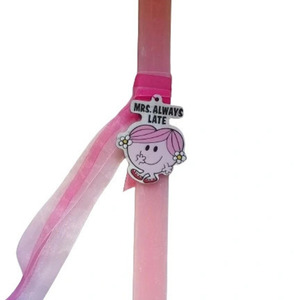 Λαμπάδα αρωματική ξυστη ροζ πλακέ 32 εκμε ξυλινο μαγνητακι "Mrs always late" η αριστογατα - κορίτσι, λαμπάδες, για παιδιά, για ενήλικες, για εφήβους