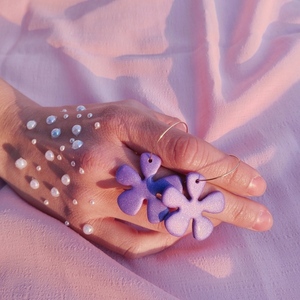 Emilina | Χειροποίητα σκουλαρίκια με μωβ λουλούδι από πολυμερικό πηλό - στρας, πηλός, λουλούδι, ατσάλι, μεγάλα