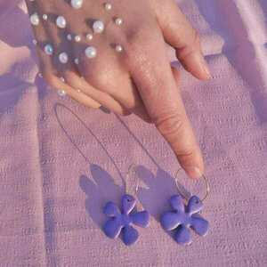 Emilina | Χειροποίητα σκουλαρίκια με μωβ λουλούδι από πολυμερικό πηλό - στρας, πηλός, λουλούδι, ατσάλι, μεγάλα - 3