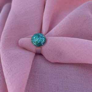 Susan | Χειροποίητο αυξομειούμενο δαχτυλίδι με πράσινο πολυμερικό πηλό & glitter - πηλός, αυξομειούμενα, φθηνά