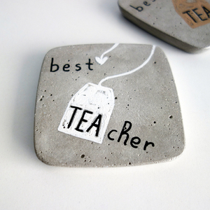 Σετ 2 τσιμεντένια σουβέρ 10cm X 10cm X 1cm " best TEAcher" - ζωγραφισμένα στο χέρι, σουβέρ, τσιμέντο, σετ δώρου, είδη σερβιρίσματος - 2