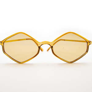 Γυαλιά ηλίου σε χρυσό χρώμα με 100% UV προστασία από τον ήλιο. - αλυσίδες, γυαλιά ηλίου, κορδόνια γυαλιών, θήκες γυαλιών